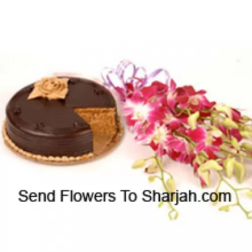 Un bellissimo mazzo di orchidee rosa e una torta al cioccolato da 1 libbra. (Si prega di notare che la consegna della torta è disponibile solo per la regione di Metro Manila. Eventuali ordini di consegna di torte al di fuori di Metro Manila saranno sostituiti con una torta al brownie al cioccolato senza crema o al destinatario verrà offerto un voucher Red Ribbon sufficiente per acquistare la stessa torta) (Si prega di notare che la consegna della torta è disponibile solo per la regione di Metro Manila. Eventuali ordini di consegna di torte al di fuori di Metro Manila saranno sostituiti con una torta al brownie al cioccolato senza crema o al destinatario verrà offerto un voucher Red Ribbon sufficiente per acquistare la stessa torta)