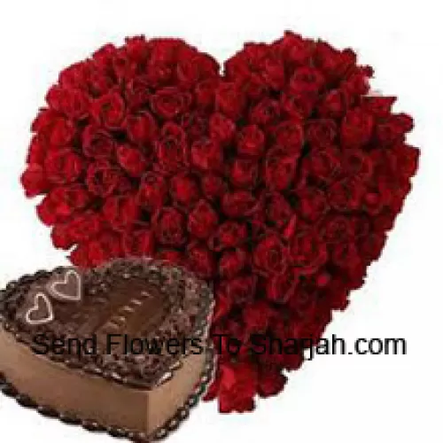 Arreglo en forma de corazón de 100 rosas rojas junto con 1 kg de pastel de chocolate en forma de corazón (Tenga en cuenta que la entrega de pasteles solo está disponible para la región de Metro Manila. Cualquier pedido de entrega de pasteles fuera de Metro Manila será sustituido por un Pastel de Brownie de Chocolate sin crema o se ofrecerá un cupón de Red Ribbon suficiente para comprar el mismo pastel)