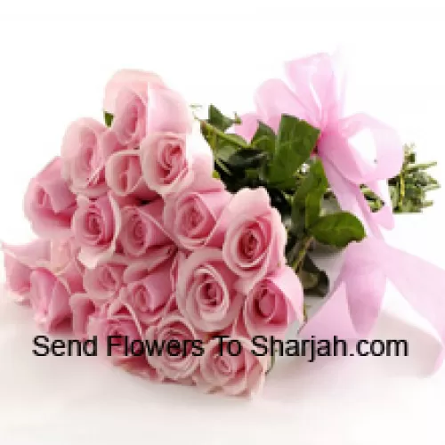 Bouquet de 24 roses roses avec des remplissages saisonniers