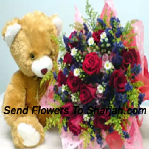 Bouquet de 12 roses rouges avec des remplissages et un ours en peluche de taille moyenne