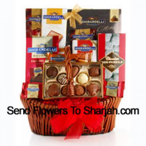 Panier contenant des chocolats assortis et des collations